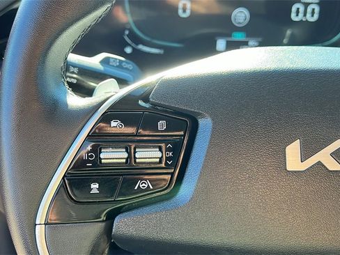 Used 2023 Kia Niro EX image 18