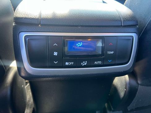 Used 2018 Toyota Highlander Plus AWD/4WD image 14