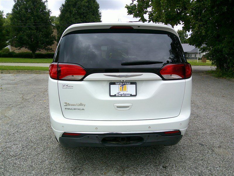 Used 2018 Chrysler Pacifica Touring Plus FWD image 4