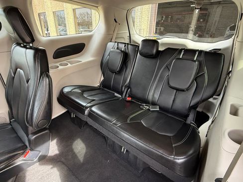 Used 2024 Chrysler Pacifica Touring-L image 21