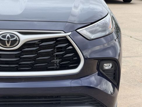 Used 2025 Toyota Highlander LE FWD image 4