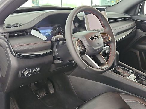 Used 2025 Jeep Compass Trailhawk AWD/4WD image 16