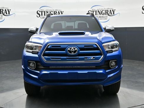 Used 2017 Toyota Tacoma Limited w/ Exterior Package AWD/4WD image 2