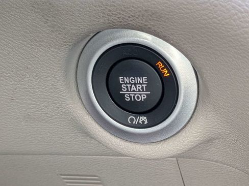 Used 2023 Chrysler Pacifica Touring-L FWD image 31