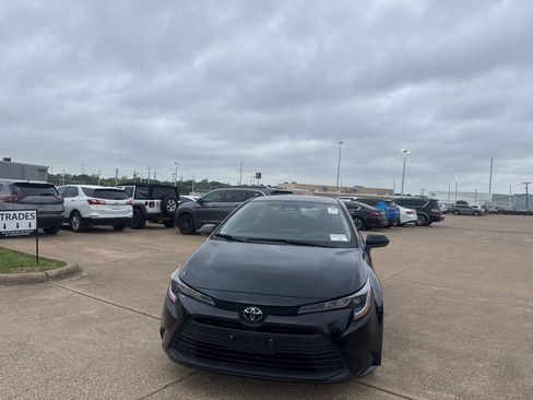 Used 2025 Toyota Corolla LE image 5