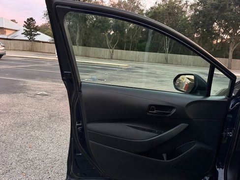 Used 2023 Toyota Corolla LE image 31