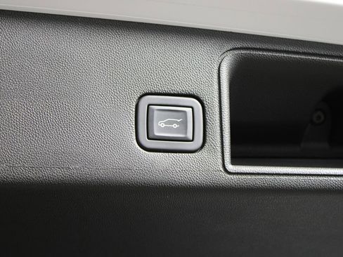 Used 2023 GMC Terrain SLE w/ Driver Convenience Package image 40