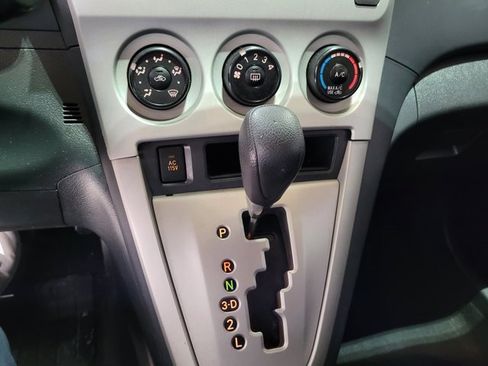 Used 2010 Pontiac Vibe Base image 21