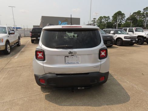 Used 2015 Jeep Renegade Latitude w/ Popular Equipment Group FWD image 13