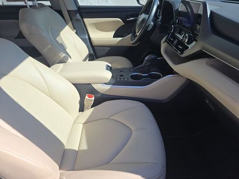 Used 2023 Toyota Highlander XLE FWD image 10