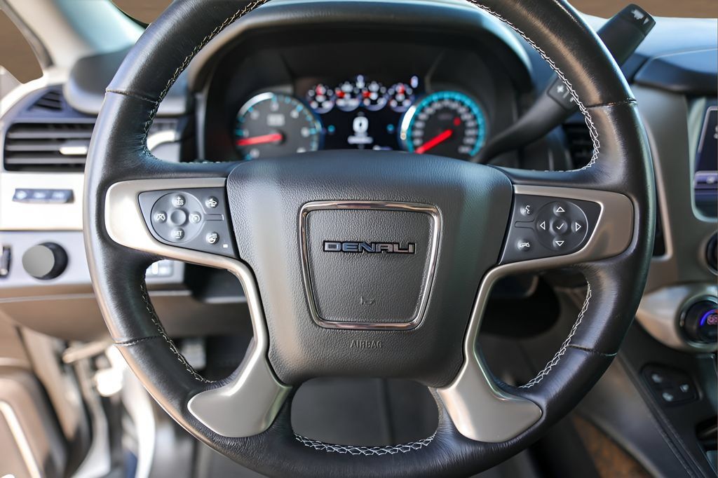 Used 2020 GMC Yukon Denali w/ Denali Ultimate Package RWD image 12