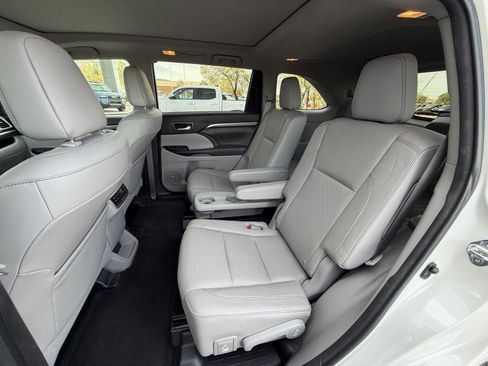 Used 2016 Toyota Highlander Limited Platinum image 17
