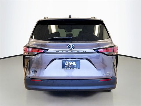 Used 2021 Toyota Sienna LE image 4