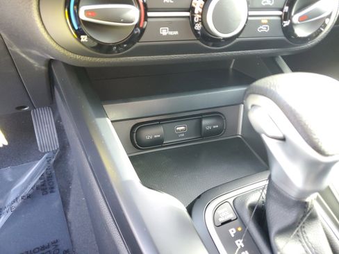 Used 2025 Kia Soul LX w/ LX Technology Package FWD image 18