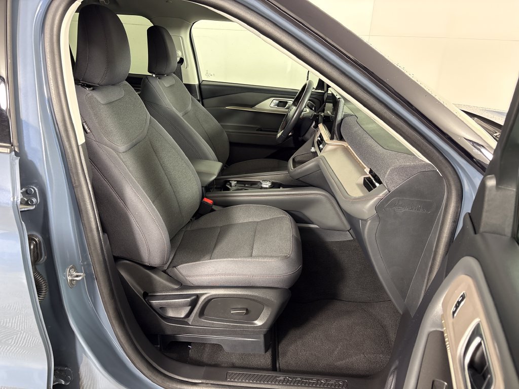 Certified 2025 Ford Explorer Active RWD image 8