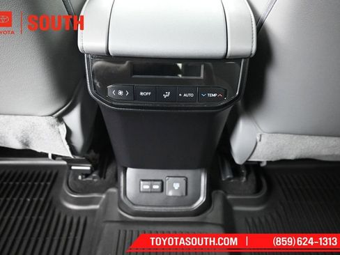 Used 2023 Toyota Highlander Limited AWD/4WD image 28
