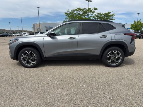 Used 2025 Chevrolet Trax LT FWD image 2