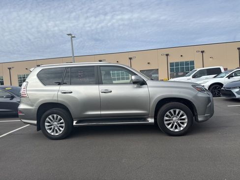 Used 2022 Lexus GX 460 image 2