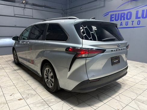Used 2021 Toyota Sienna XLE image 5