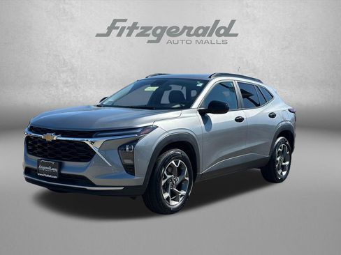 Certified 2025 Chevrolet Trax LT FWD image 2