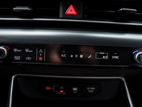 Used 2025 Kia Carnival image 18