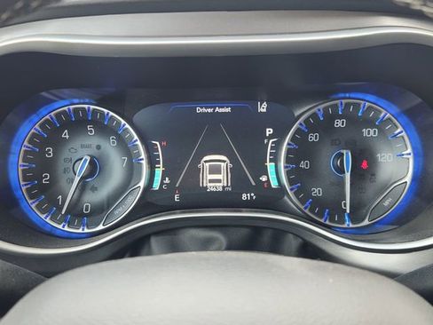 Used 2023 Chrysler Pacifica Touring-L image 15