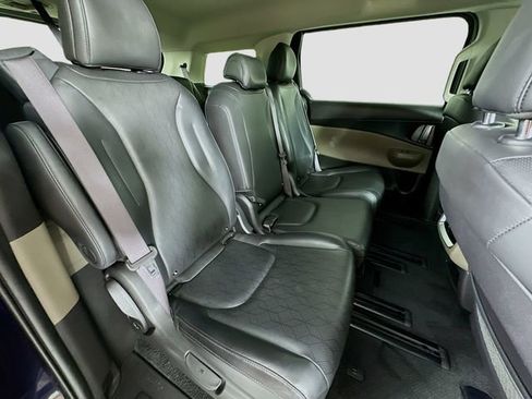 Used 2025 Kia Carnival image 27