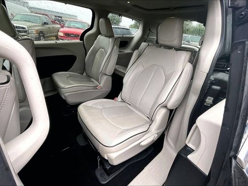 Used 2018 Chrysler Pacifica Limited w/ Advanced Safetytec Group FWD image 26