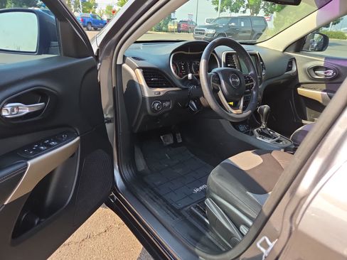 Used 2018 Jeep Cherokee Latitude FWD image 10