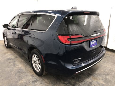 Certified 2025 Chrysler Pacifica Select w/ Uconnect Theater Family Group image 6