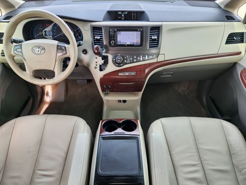 Used 2014 Toyota Sienna XLE image 32