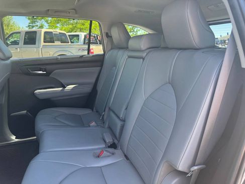 Used 2021 Toyota Highlander XLE AWD/4WD image 27