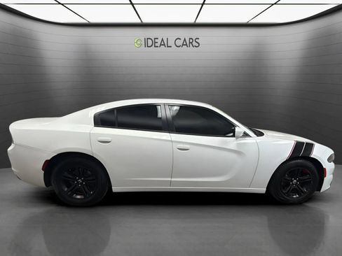 Used 2019 Dodge Charger SXT RWD image 4