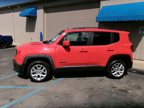Used 2017 Jeep Renegade Latitude w/ Cold Weather Group image 3