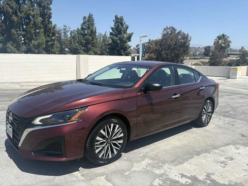 Used 2025 Nissan Altima 2.5 SV FWD image 2
