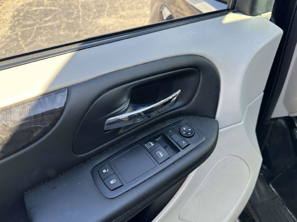 Used 2015 Dodge Grand Caravan American Value Package FWD image 15