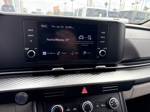 Used 2024 Kia Carnival LX FWD image 19