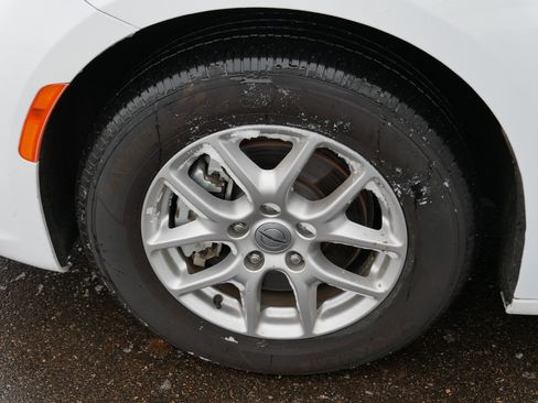 Used 2024 Chrysler Pacifica Touring-L image 15