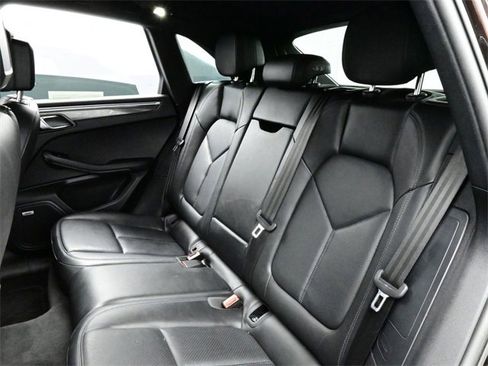 Certified 2022 Porsche Macan image 14