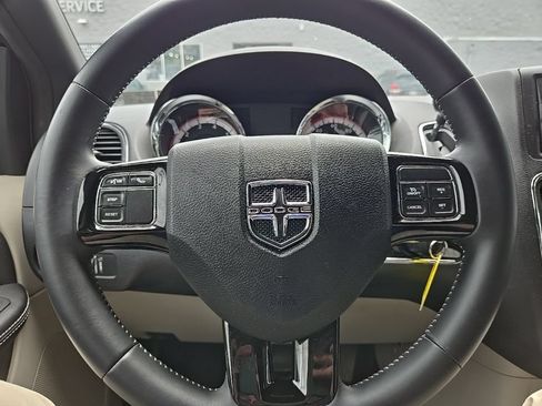 Used 2016 Dodge Grand Caravan SE FWD image 14