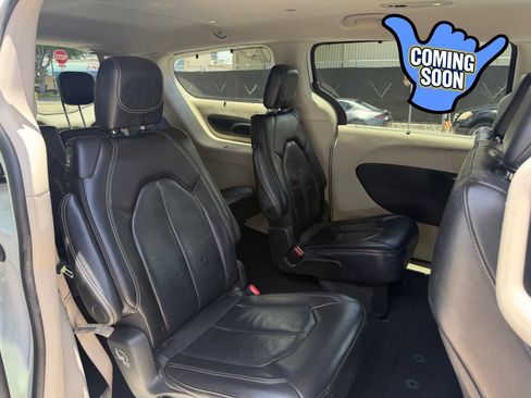 Used 2022 Chrysler Pacifica Touring-L FWD image 10