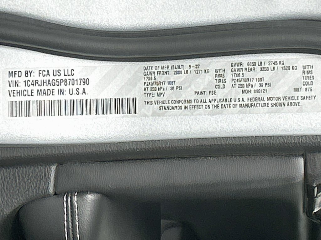 Used 2023 Jeep Grand Cherokee Laredo w/ Luxury Tech Group I AWD/4WD image 38