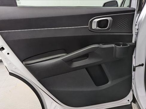 Used 2022 Kia Sorento LX image 16