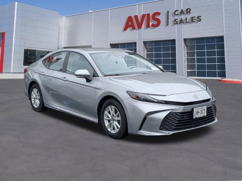 Used 2025 Toyota Camry LE image 3