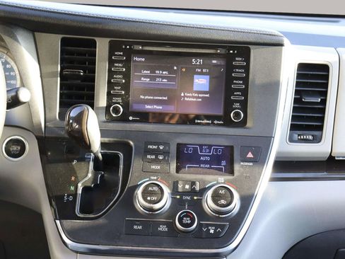 Used 2019 Toyota Sienna XLE image 22