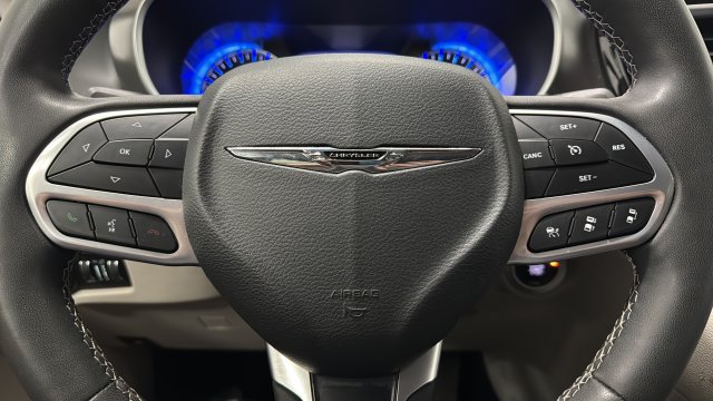 Used 2023 Chrysler Pacifica Touring-L FWD image 14