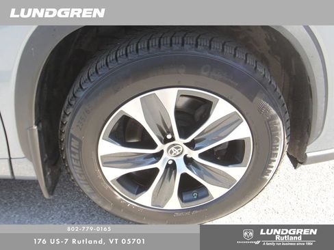 Used 2021 Toyota Highlander XLE AWD/4WD image 13