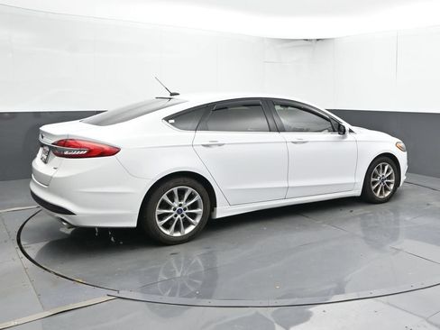 Used 2017 Ford Fusion SE w/ Fusion SE Technology Package FWD image 3