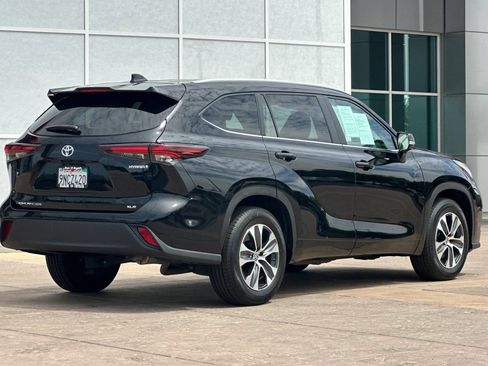Certified 2024 Toyota Highlander XLE FWD image 4
