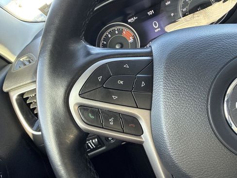 Used 2019 Jeep Cherokee Limited image 18